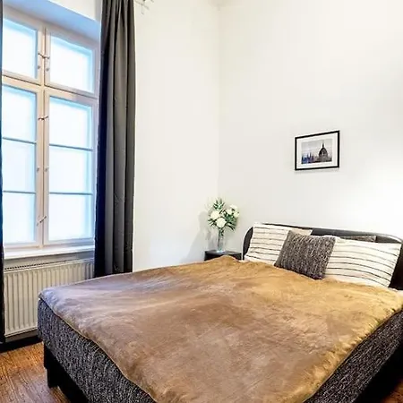 Lazar - Basilica Downtown Apartment
