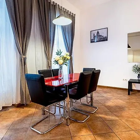 Lazar - Basilica Downtown Apartment *